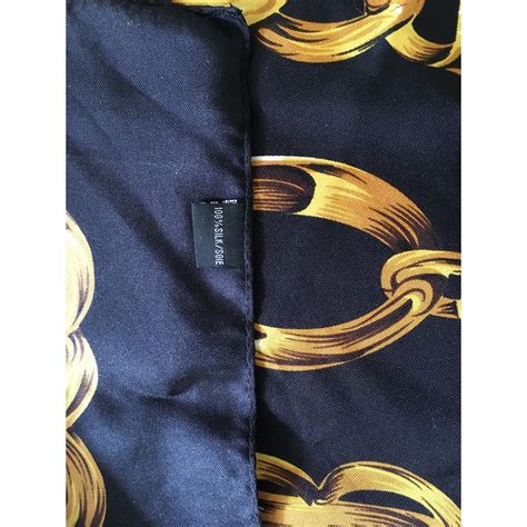 comment reconnaître un vrai foulard chanel